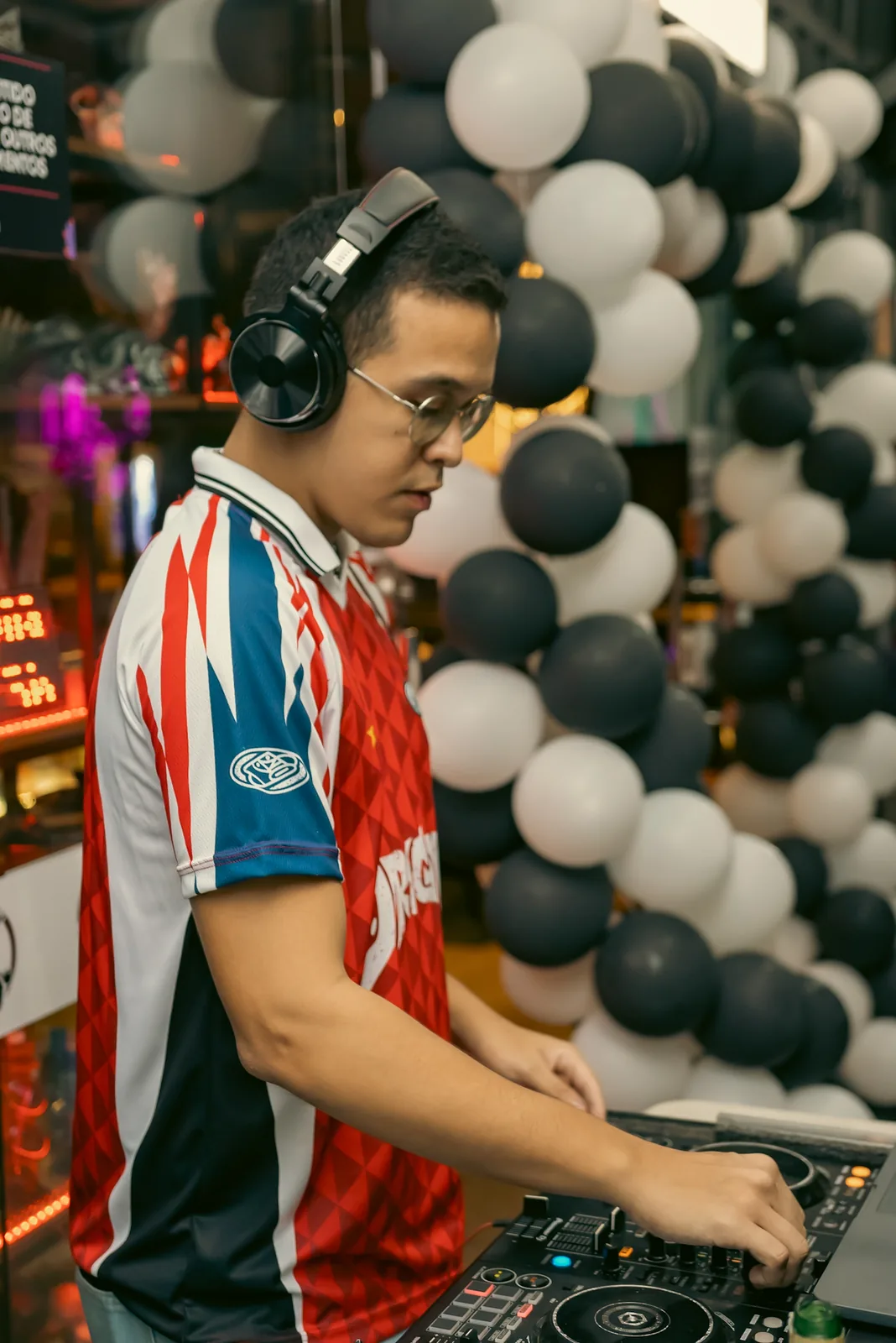 DJ tocando em noite de festa