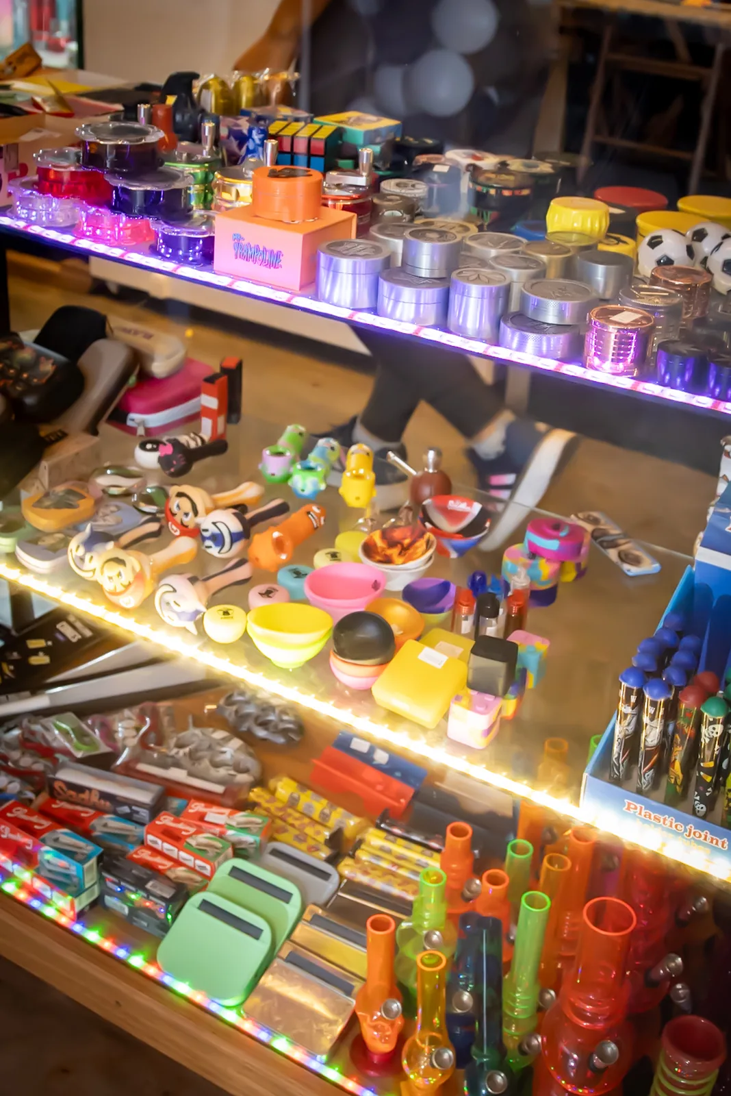 Dichavadores, piteiras e acessórios coloridos na vitrine