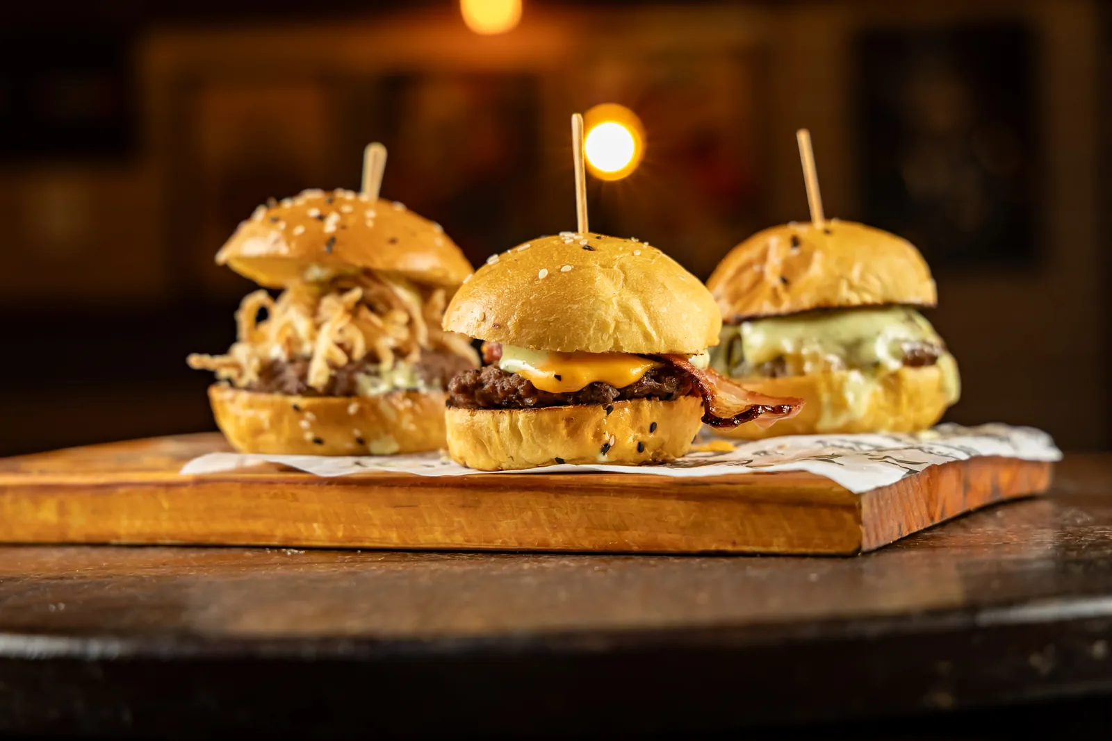 Trio de mini hambúrgueres na tábua